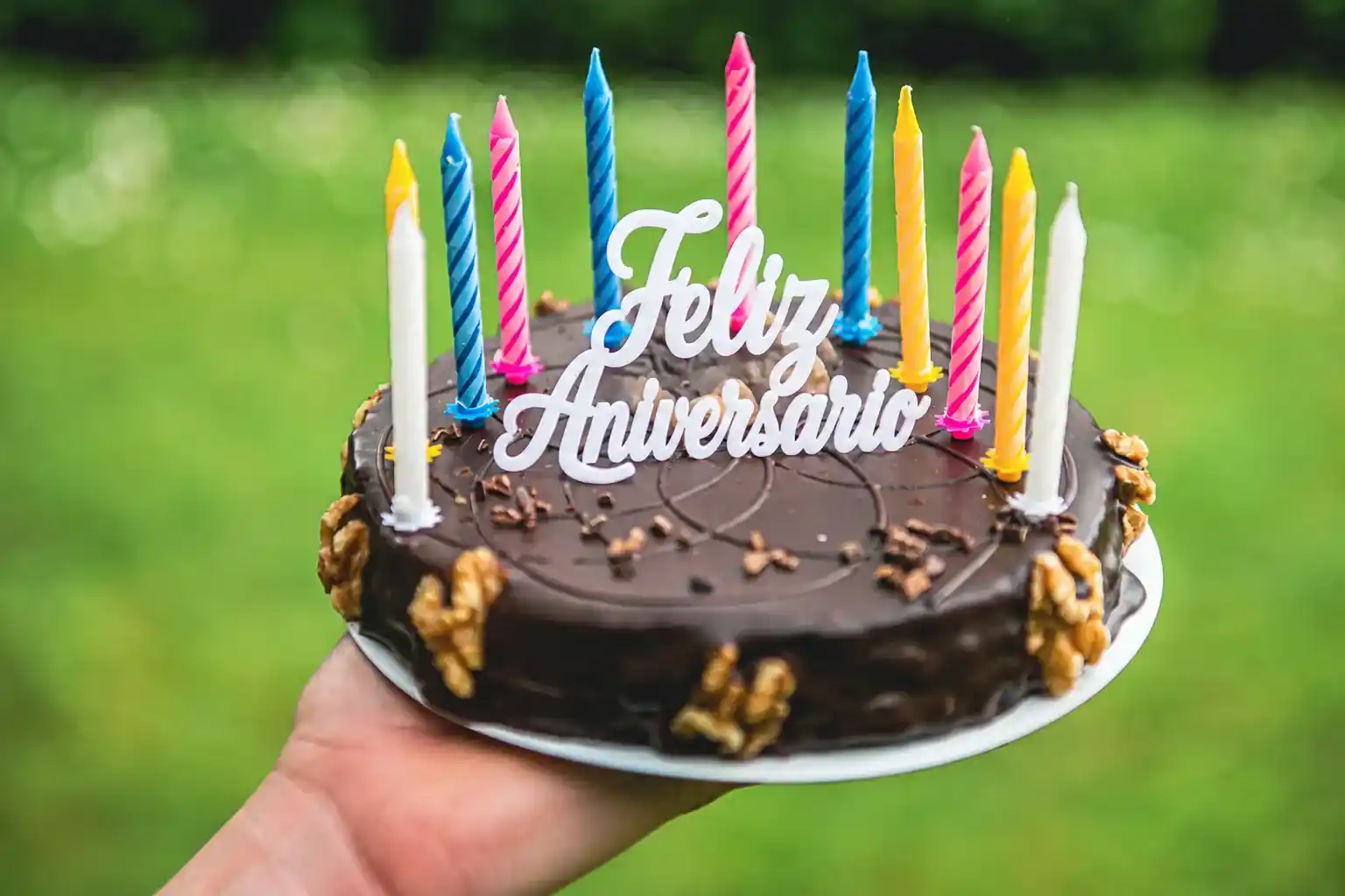 Bolo de chocolate com velas coloridas comemorando aniversário