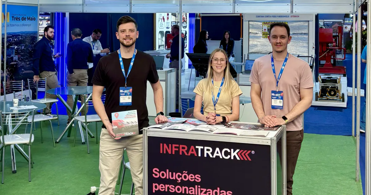 Equipe da Infratrack no estande V30 da Mercopar 2026, no pavilhão 2 (azul) do Centro de Feiras e Eventos da Festa da Uva, em Caxias do Sul